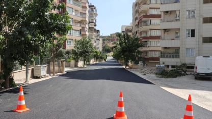 BÜYÜKŞEHİR, AKPIYAR MAHALLESİ’NDE YOLLARI SICAK ASFALTLA YENİLİYOR!