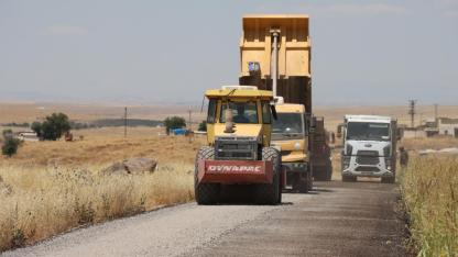 BÜYÜKŞEHİR'DEN SİVEREK KIRSALINDA 13 KİLOMETRELİK ASFALT ATAĞI!